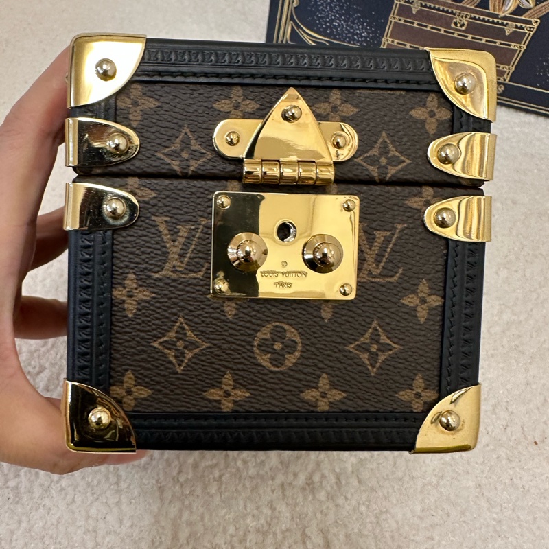 新到📍LV路易威登Vivienne老花音樂盒,經典Monogram帆布,迷你旅行箱造型,附Vivienne玩偶,具備音樂盒功能,收藏送禮皆合適。-9