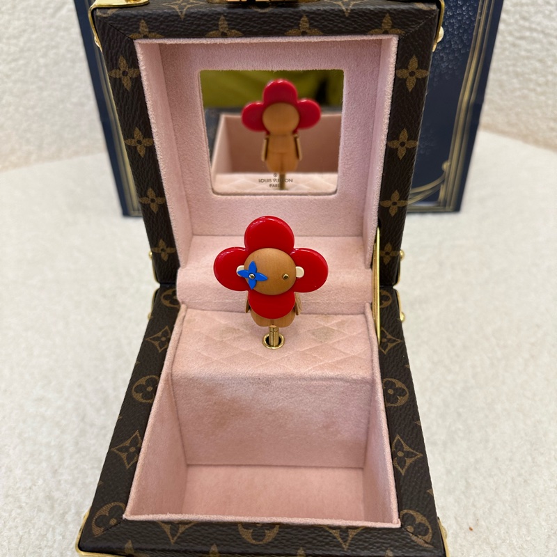 新到📍LV路易威登Vivienne老花音樂盒,經典Monogram帆布,迷你旅行箱造型,附Vivienne玩偶,具備音樂盒功能,收藏送禮皆合適。-11