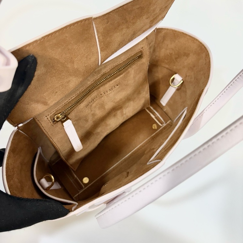 BV淡粉牛皮大編織手提斜背MiniArco29 600606-7