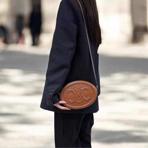 🥨超優惠月餅包CELINE棕色牛皮TRIOMPHE橢圓側背包198603DXC