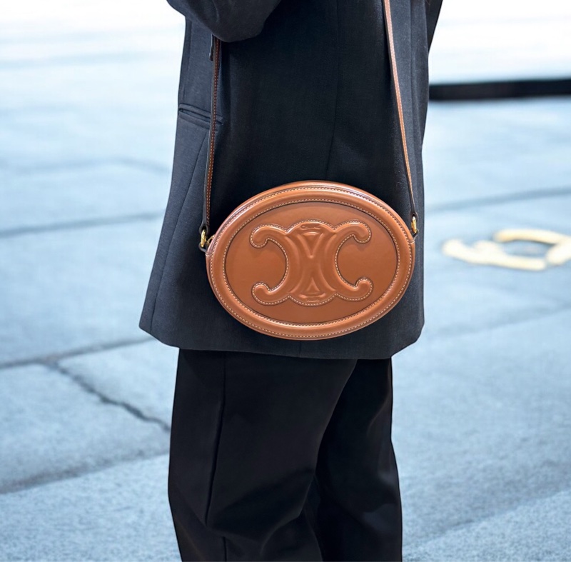 🥨超優惠月餅包CELINE棕色牛皮TRIOMPHE橢圓側背包198603DXC-1
