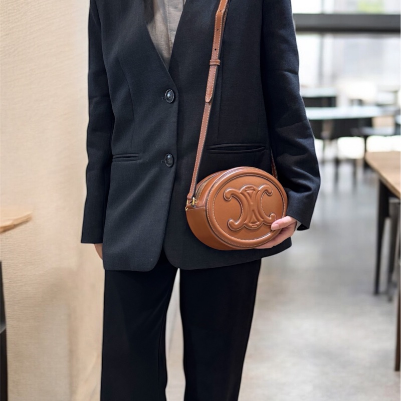 🥨超優惠月餅包CELINE棕色牛皮TRIOMPHE橢圓側背包198603DXC-2