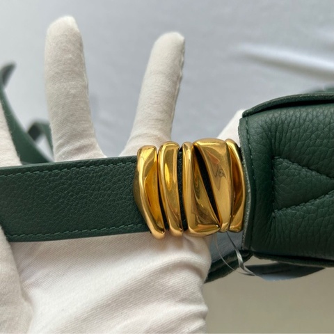 Bottega Veneta 葆蝶家 BV叢林綠十五格斜挎包成色相當不錯，叢林綠配色，金色三角扣，尺寸23615cm，容量應付日常出門毫