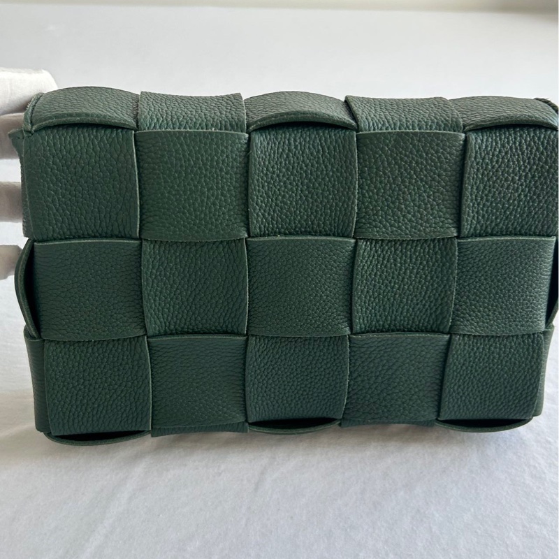 Bottega Veneta 葆蝶家 BV叢林綠十五格斜挎包成色相當不錯,叢林綠配色,金色三角扣,尺寸23615cm,容量應付日常出門毫-1