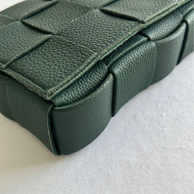 Bottega Veneta 葆蝶家 BV叢林綠十五格斜挎包成色相當不錯,叢林綠配色,金色三角扣,尺寸23615cm,容量應付日常出門毫-2