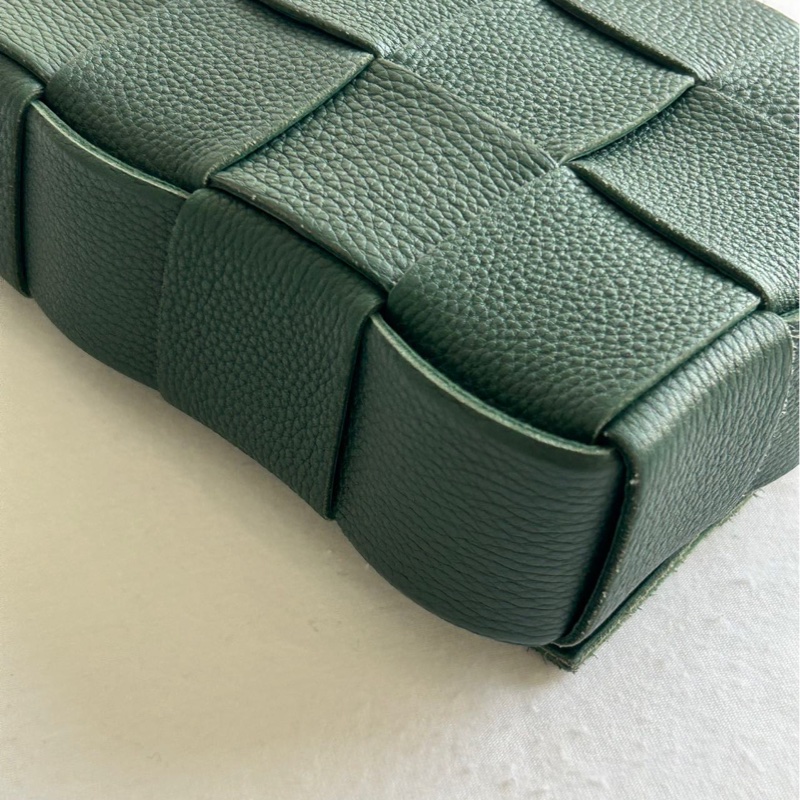 Bottega Veneta 葆蝶家 BV叢林綠十五格斜挎包成色相當不錯,叢林綠配色,金色三角扣,尺寸23615cm,容量應付日常出門毫-3