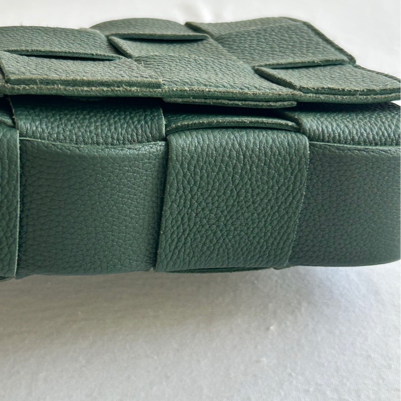 Bottega Veneta 葆蝶家 BV叢林綠十五格斜挎包成色相當不錯,叢林綠配色,金色三角扣,尺寸23615cm,容量應付日常出門毫-5