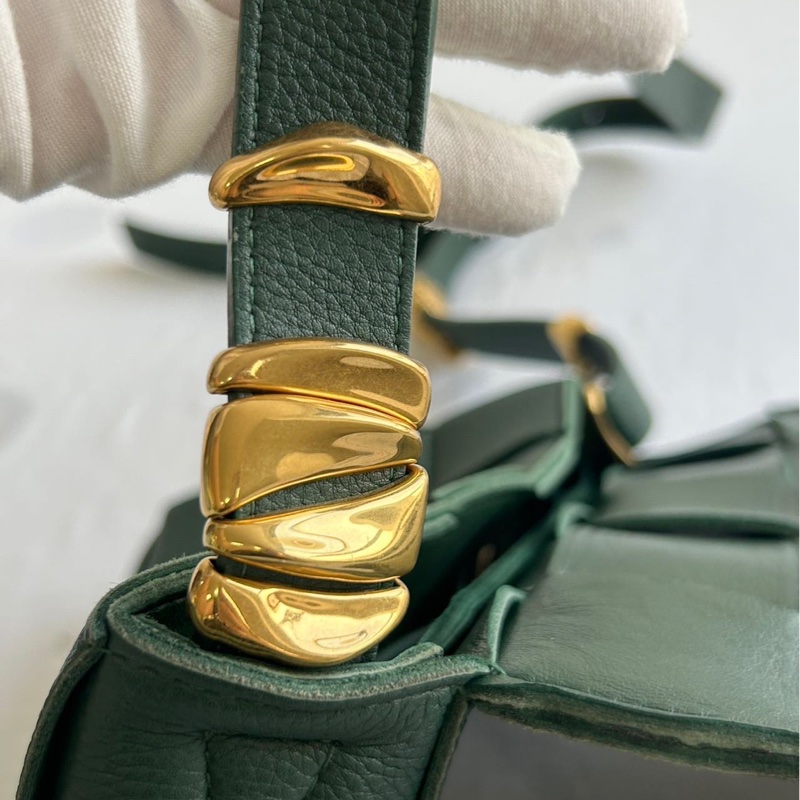 Bottega Veneta 葆蝶家 BV叢林綠十五格斜挎包成色相當不錯,叢林綠配色,金色三角扣,尺寸23615cm,容量應付日常出門毫-8