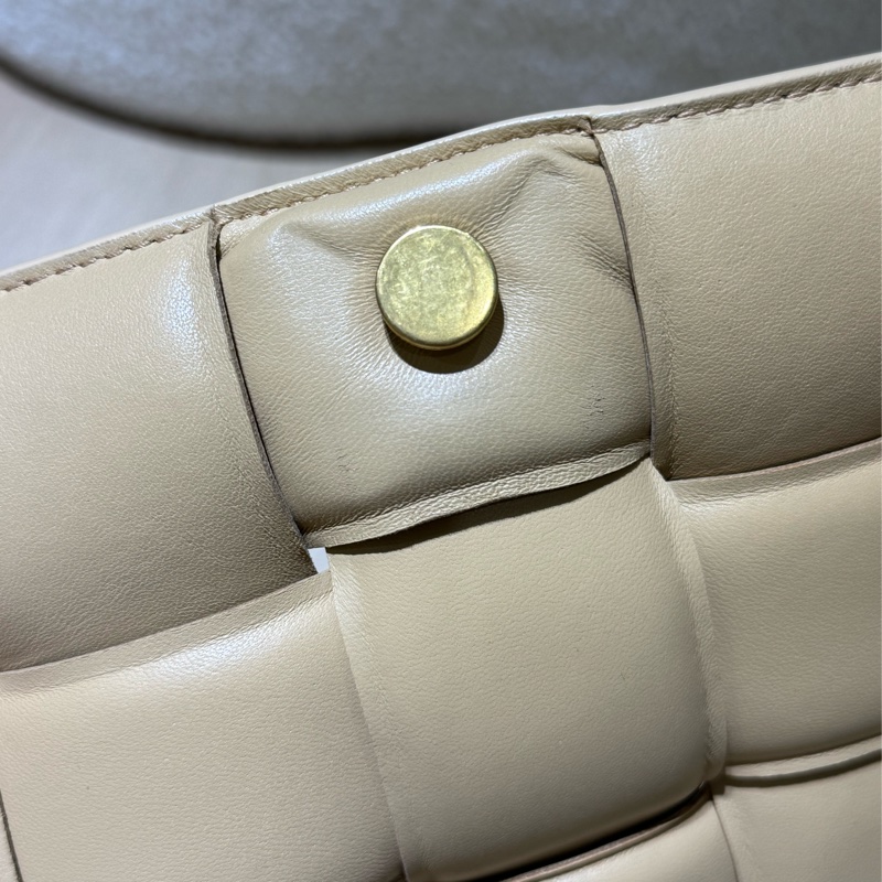 狀況極好美品✨BV羊皮編織枕頭包-11