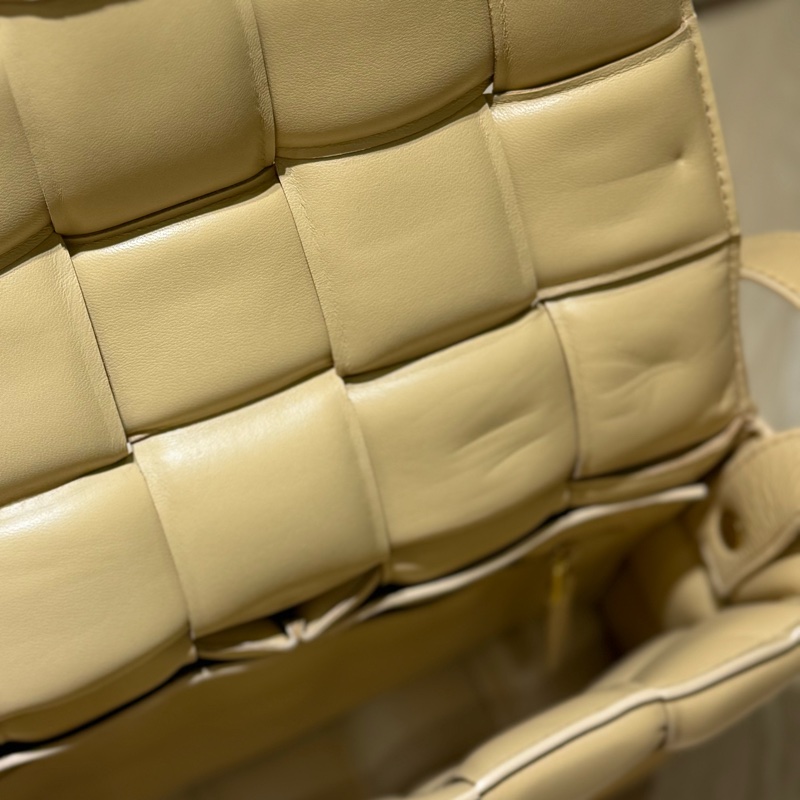 狀況極好美品✨BV羊皮編織枕頭包-14