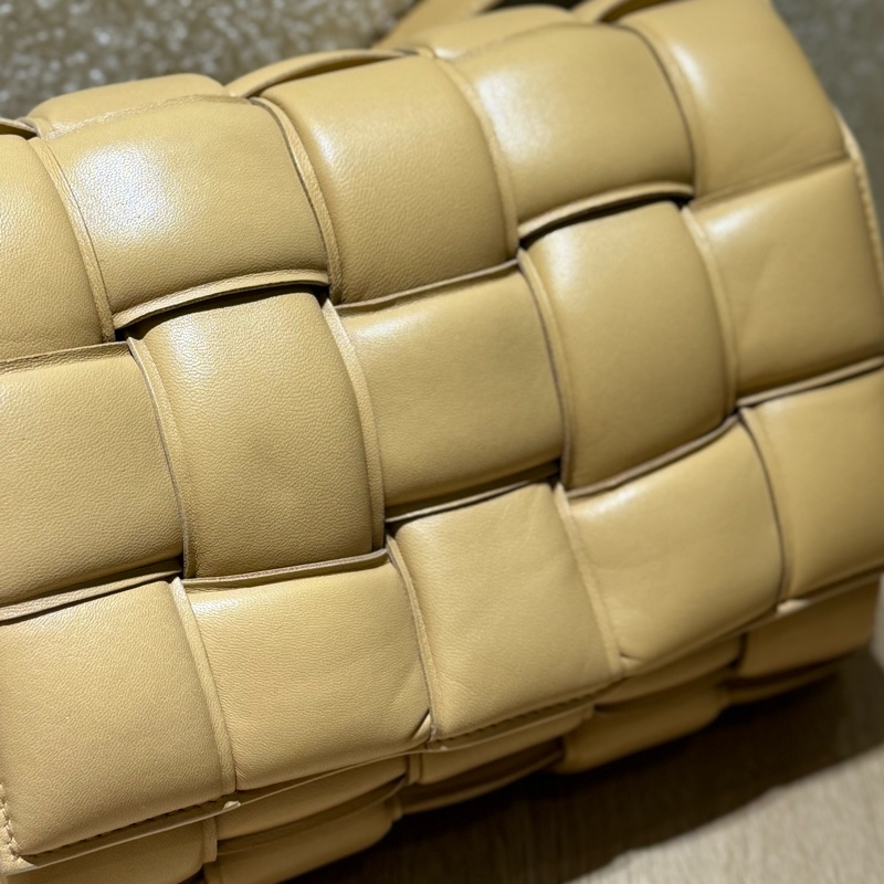 狀況極好美品✨BV羊皮編織枕頭包-17