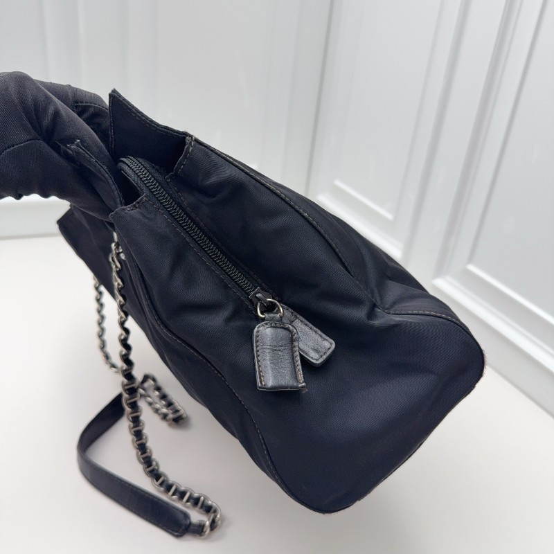 Prada 經典三角標黑銀機場鏈條包托特鏈條肩背包-4