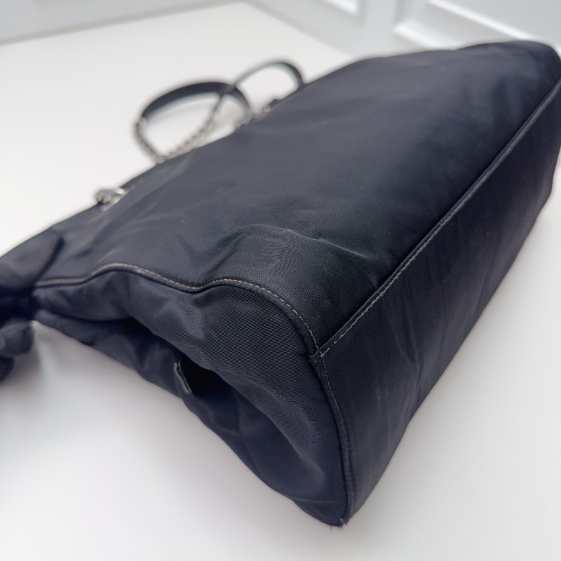 Prada 經典三角標黑銀機場鏈條包托特鏈條肩背包-7