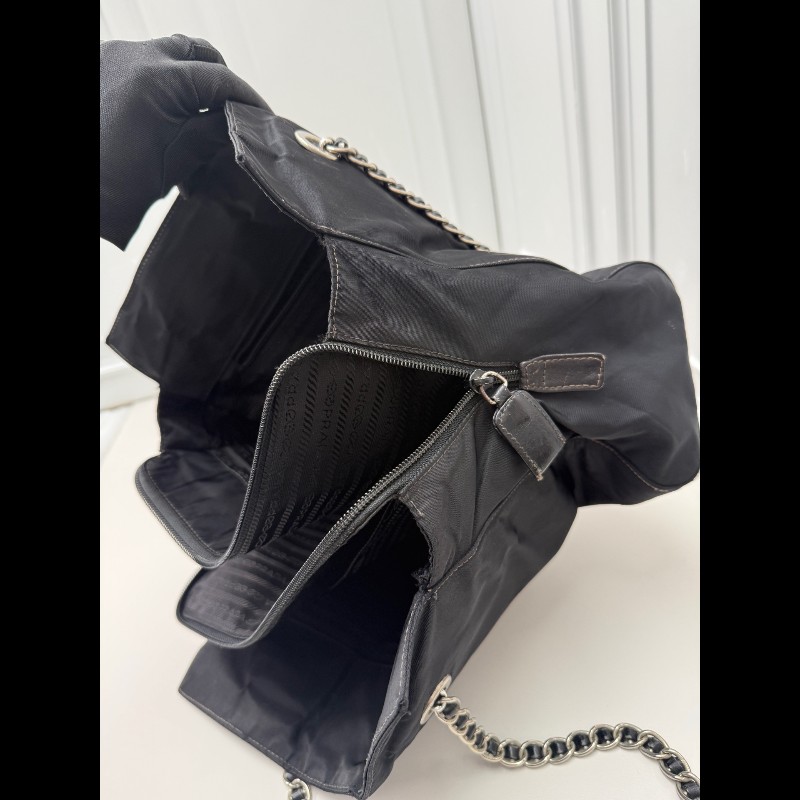 Prada 經典三角標黑銀機場鏈條包托特鏈條肩背包-19
