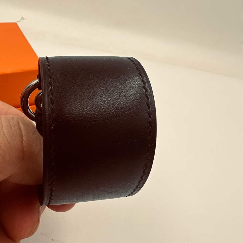 愛馬仕真皮黑色皮質冷色銀圈髮束或披肩束環。-1