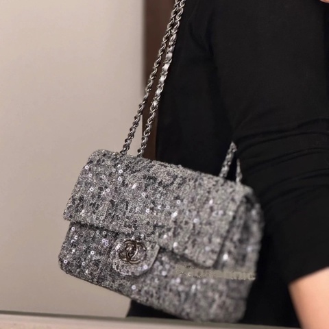 有購証🩷 香奈兒CHANEL包包 24P灰色閃片mini classic flap 全新未使用，有發票，防塵袋，膜也在，可肩背可手拿可斜挎