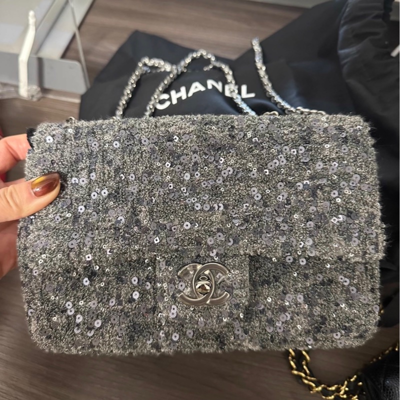 有購証🩷 香奈兒CHANEL包包 24P灰色閃片mini classic flap 全新未使用,有發票,防塵袋,膜也在,可肩背可手拿可斜挎-1
