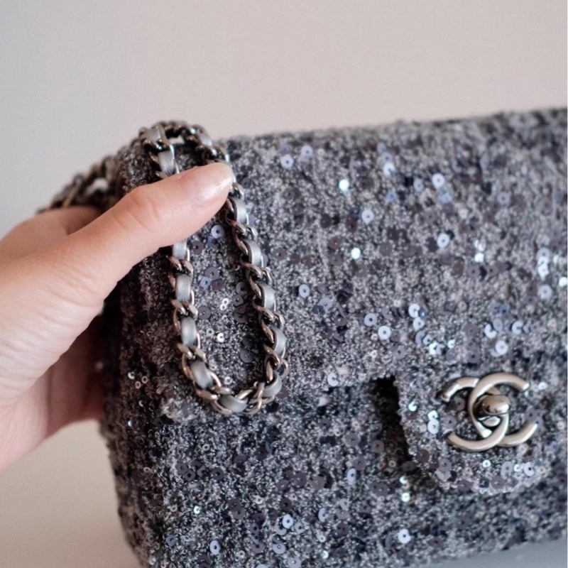 有購証🩷 香奈兒CHANEL包包 24P灰色閃片mini classic flap 全新未使用,有發票,防塵袋,膜也在,可肩背可手拿可斜挎-3