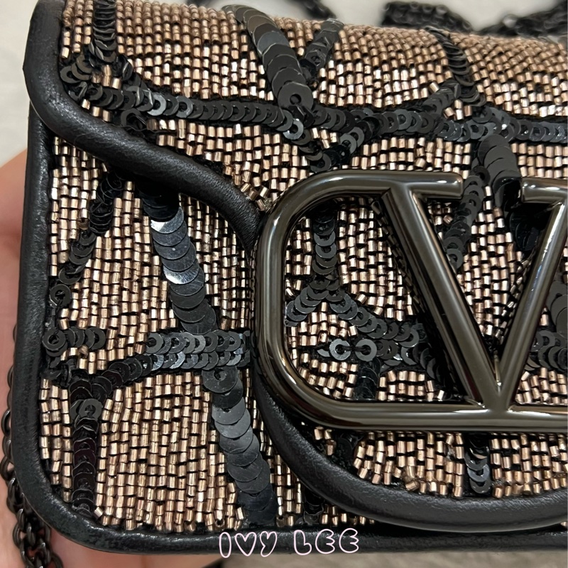 Valentino Garavani 閃鑽 黑亮片 造型 Stud Sign 斜背包 迷你小包 正品 二手精品-25