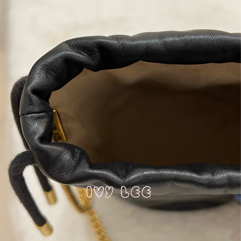 GUCCI Marmont仿舊金色雙G LOGO 山字車紋小牛皮斜背包 水桶包 經典黑575163 正品 二手精品-2