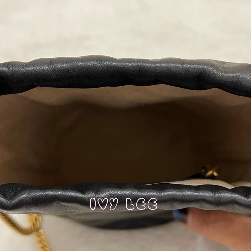 GUCCI Marmont仿舊金色雙G LOGO 山字車紋小牛皮斜背包 水桶包 經典黑575163 正品 二手精品-3