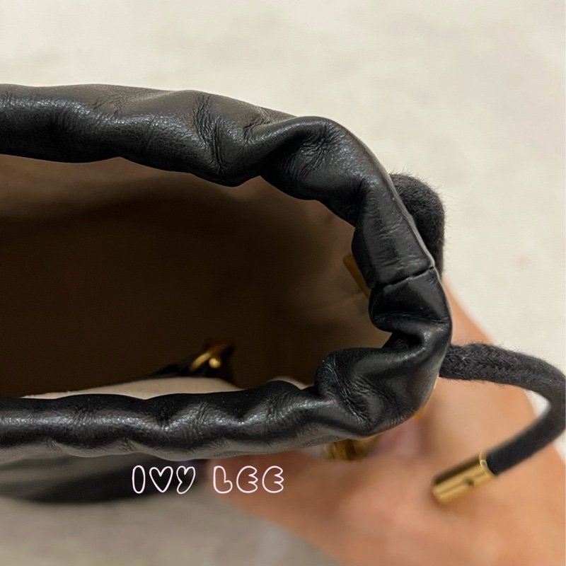 GUCCI Marmont仿舊金色雙G LOGO 山字車紋小牛皮斜背包 水桶包 經典黑575163 正品 二手精品-4