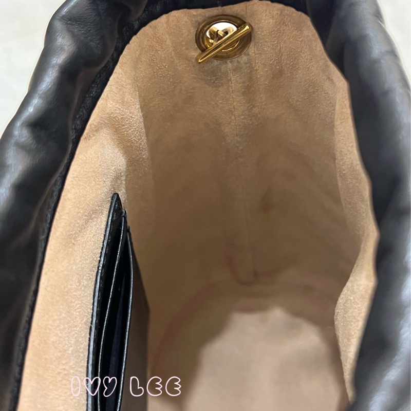 GUCCI Marmont仿舊金色雙G LOGO 山字車紋小牛皮斜背包 水桶包 經典黑575163 正品 二手精品-8