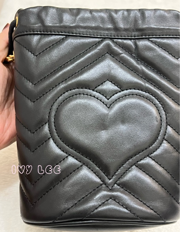 GUCCI Marmont仿舊金色雙G LOGO 山字車紋小牛皮斜背包 水桶包 經典黑575163 正品 二手精品-17
