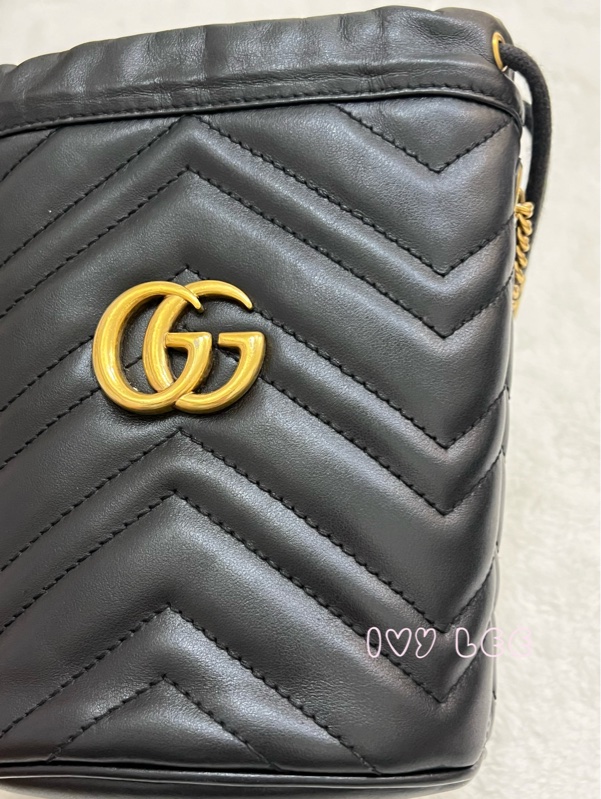 GUCCI Marmont仿舊金色雙G LOGO 山字車紋小牛皮斜背包 水桶包 經典黑575163 正品 二手精品-20