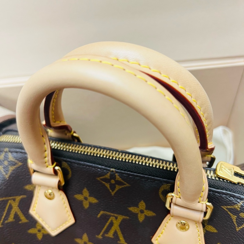 lv波士頓20晶片款奶茶色背袋-1