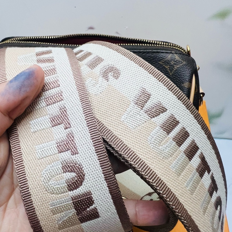 lv波士頓20晶片款奶茶色背袋-8