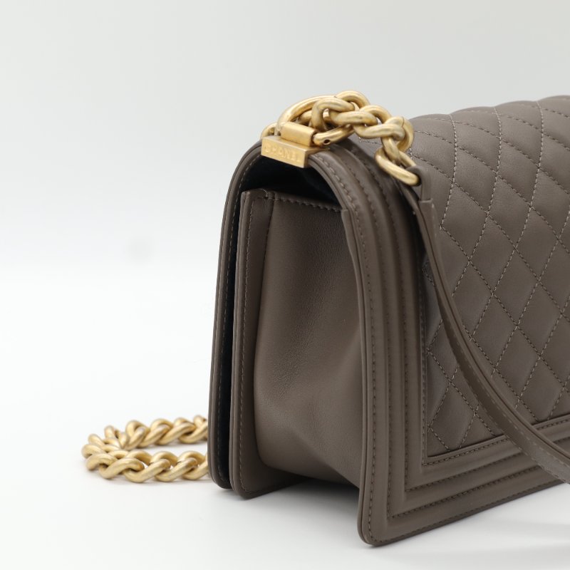 【極度美貌🌟小編推薦】Chanel 香奈兒 LeBoy 中型 奶咖色 羊皮 仿舊金鏈 單肩包 肩背包 斜背包-5