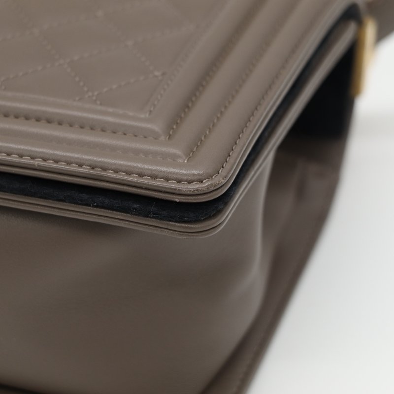 【極度美貌🌟小編推薦】Chanel 香奈兒 LeBoy 中型 奶咖色 羊皮 仿舊金鏈 單肩包 肩背包 斜背包-10