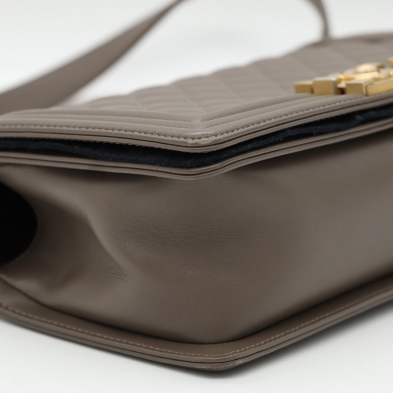 【極度美貌🌟小編推薦】Chanel 香奈兒 LeBoy 中型 奶咖色 羊皮 仿舊金鏈 單肩包 肩背包 斜背包-19