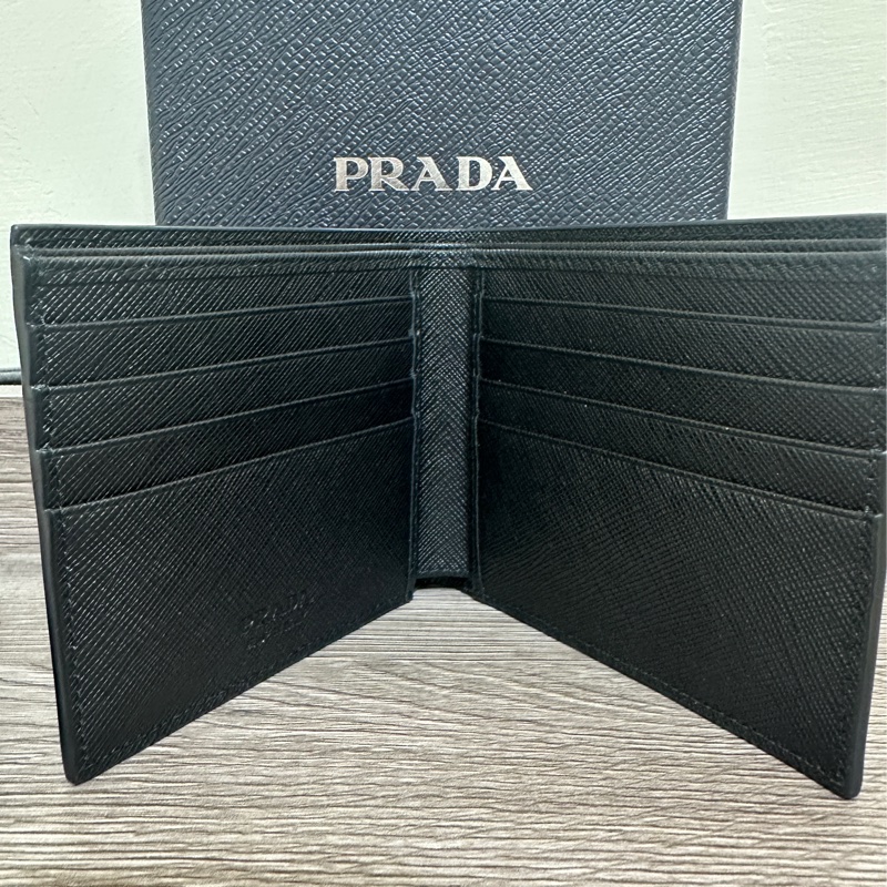 PRADA男用兩折皮夾-1