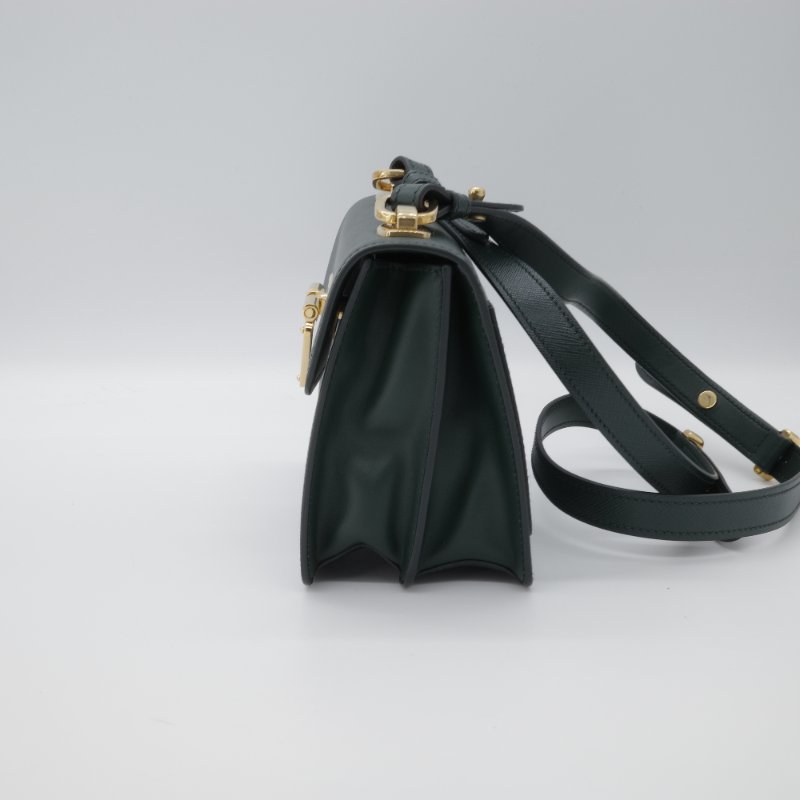 專櫃 9 萬 2【超級划算🌟小編推薦】Prada 普拉達 Saffiano Symbole Bag 橄欖綠 十字紋 牛皮 側背包 斜掛包 手提包 肩背包-3