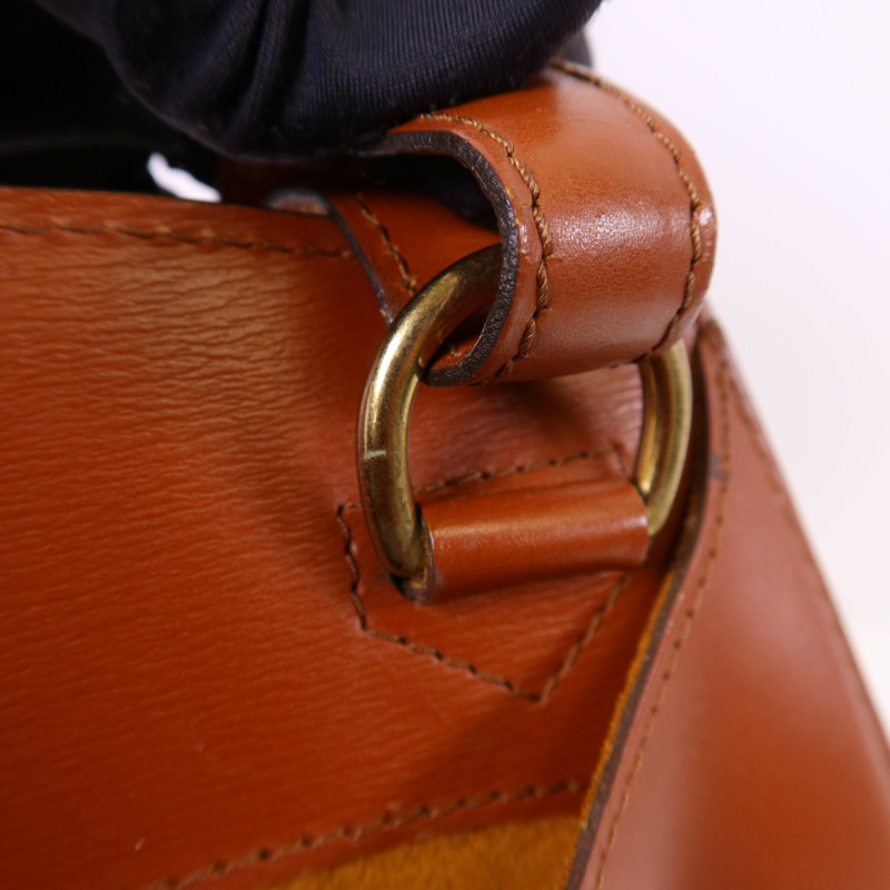 LOUIS VUITTON Epi Cluny金扣肩背袋-9