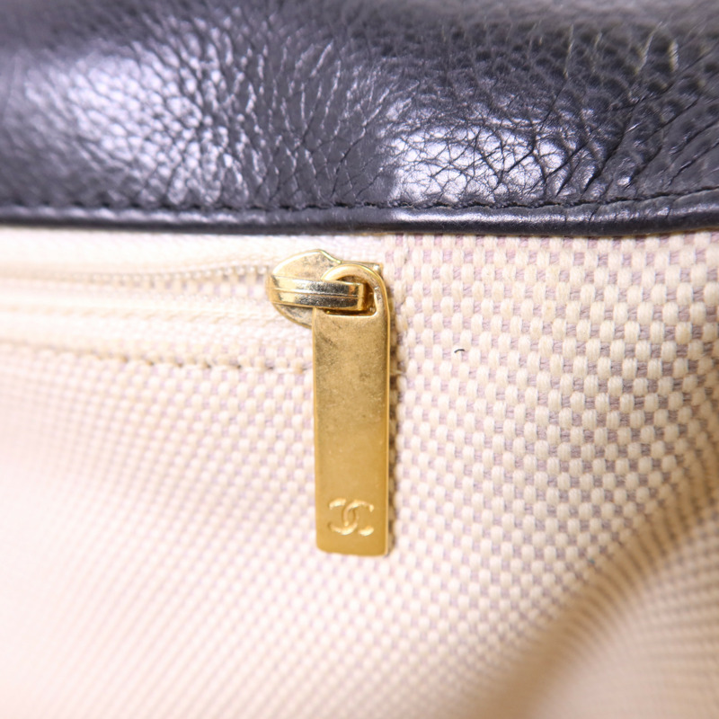 CHANEL 牛皮皮革Shoulder Bag金扣肩背袋-8