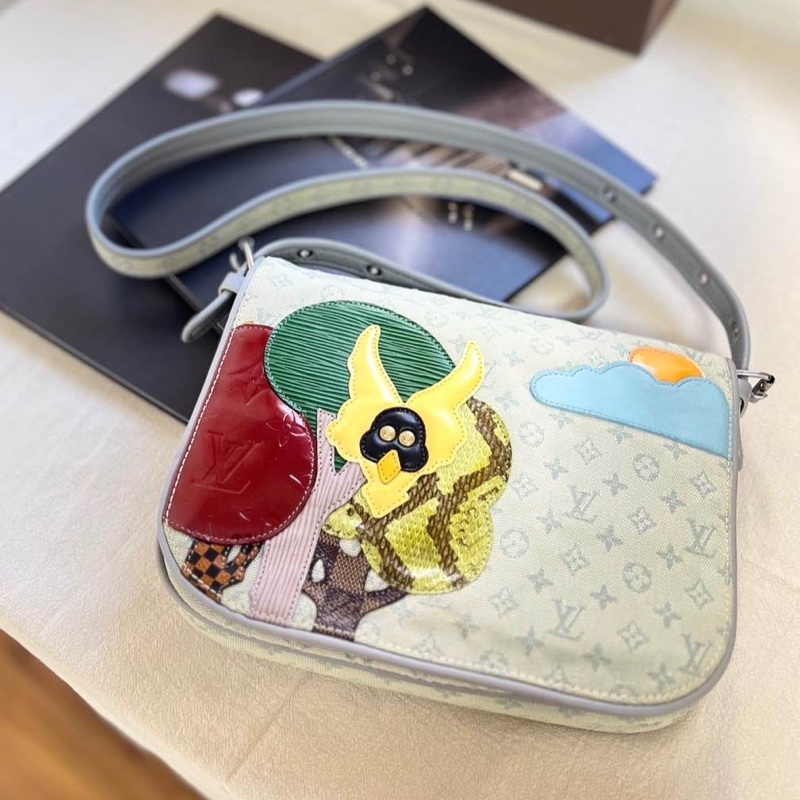 LV 童話森林系列郵差包-17
