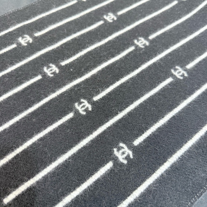 CHANEL黑白雙面直條紋雙C LOGO山羊絨圍巾-1