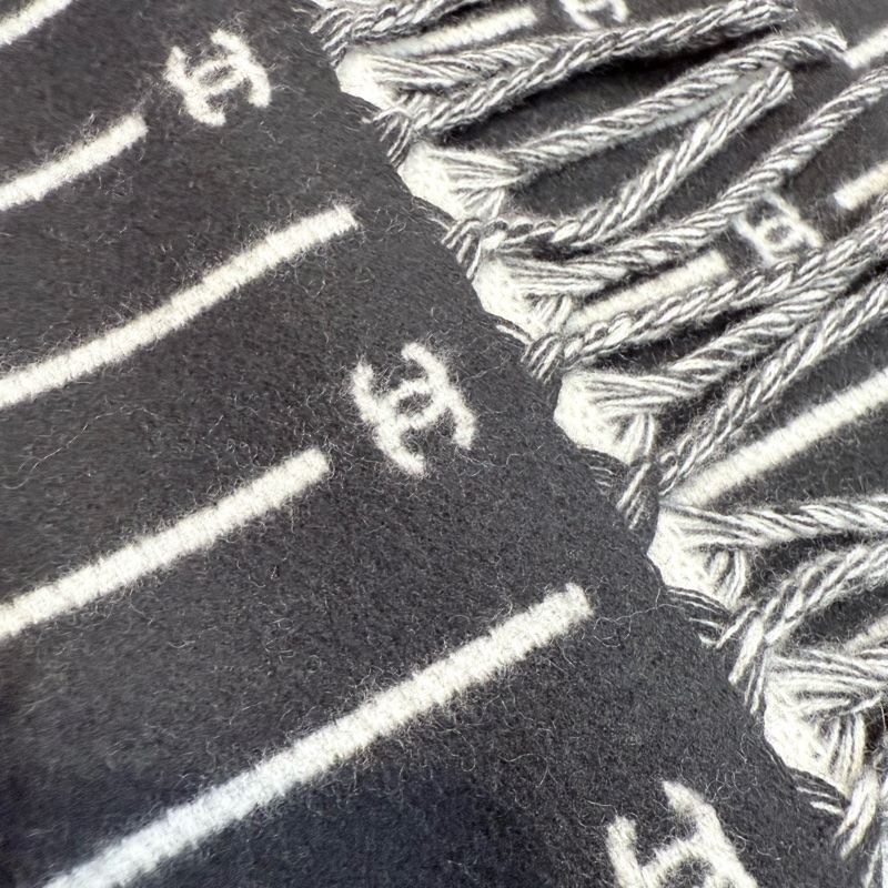 CHANEL黑白雙面直條紋雙C LOGO山羊絨圍巾-3