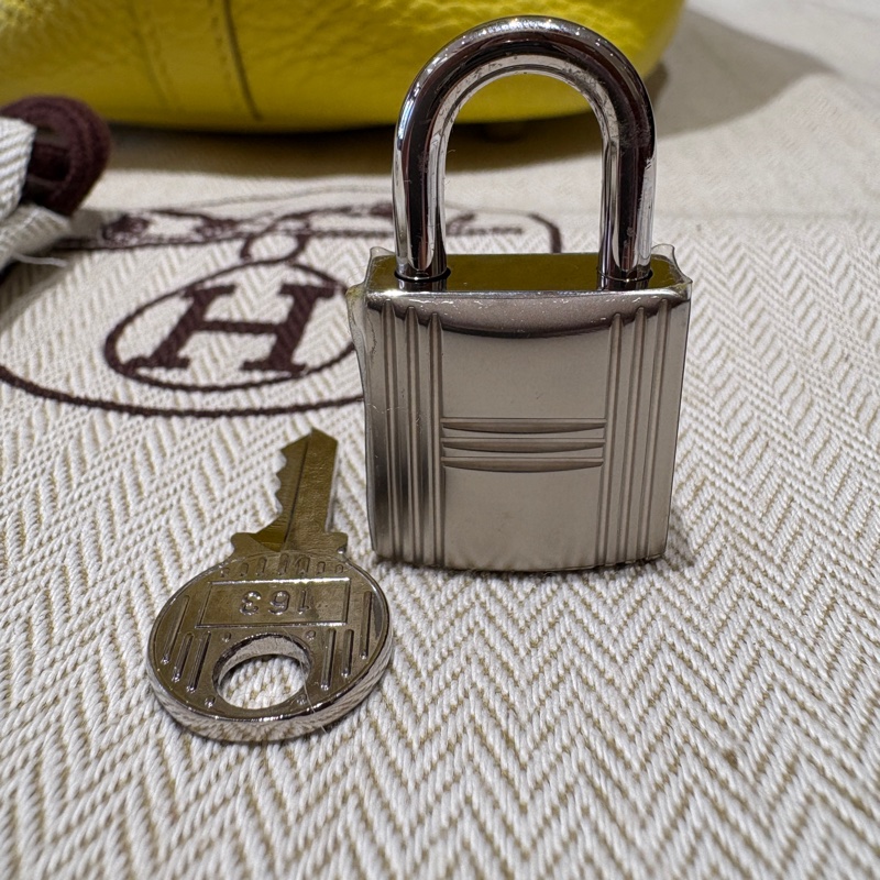 【穿搭首選、軟挺超好裝】Hermès Picotin 18 手提包|檸檬黃 TC牛皮|銀扣配件、輕巧又吸睛-2