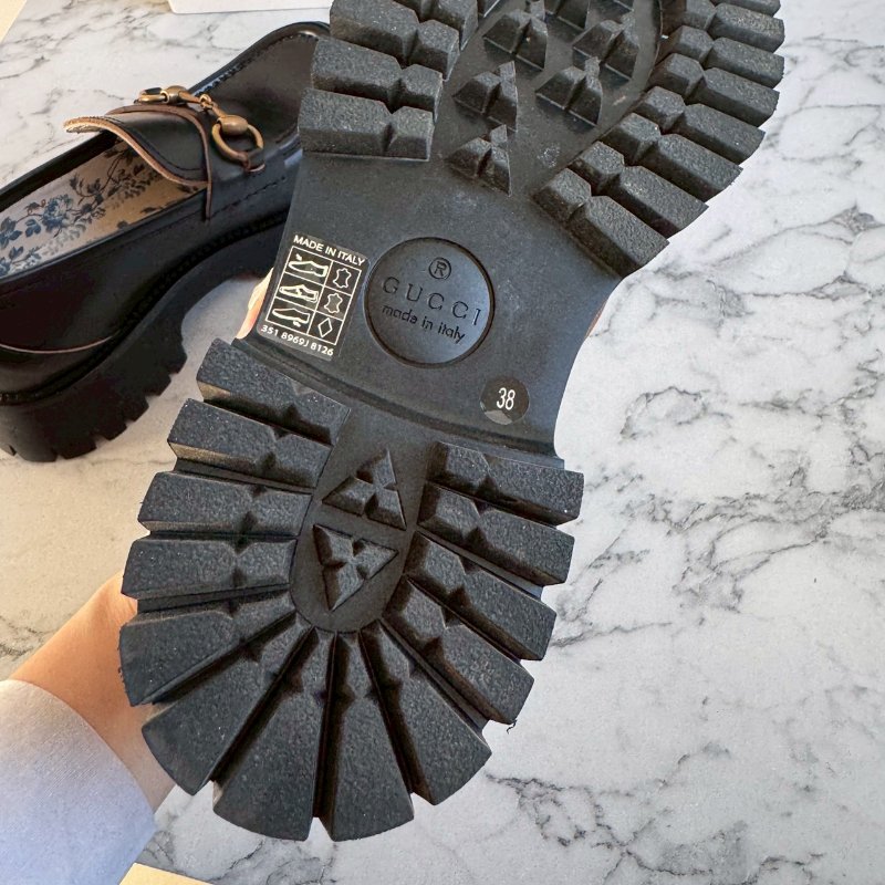 Gucci 經典黑色蜜蜂金馬銜扣樂福鞋-10