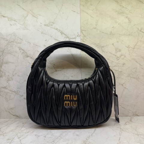 MIUMIU 黑金HOBO腋下兩用包