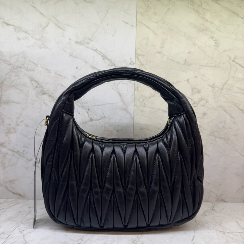 MIUMIU 黑金HOBO腋下兩用包-3