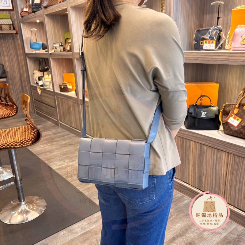BV Bottega Veneta 灰色小羊皮編織掀蓋斜背包-2