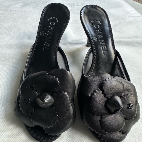 CHANEL黑色網眼皮革山茶花高跟涼鞋35.5