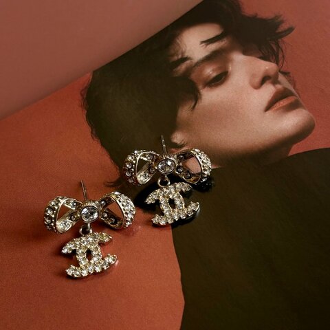 ::CHANEL:: 經典雙C LOGO水鑽鑲飾蝴蝶結造型穿式耳環(金色)