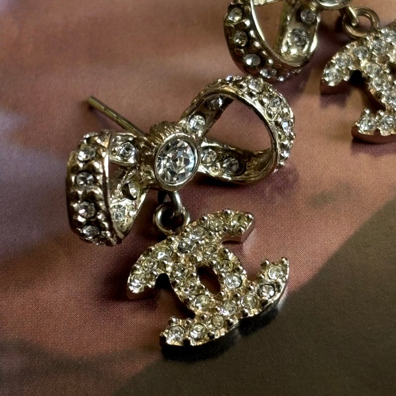 ::CHANEL:: 經典雙C LOGO水鑽鑲飾蝴蝶結造型穿式耳環(金色)-4