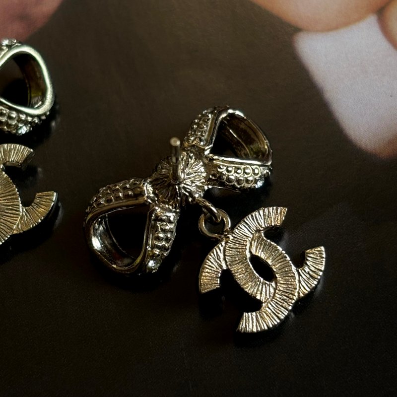 ::CHANEL:: 經典雙C LOGO水鑽鑲飾蝴蝶結造型穿式耳環(金色)-7